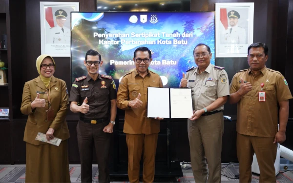 Thumbnail Berita - Perkuat Kepastian Hukum, Pemkot Batu Terima Sertifikat Tanah Aset Daerah
