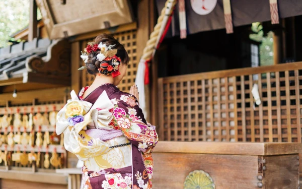 Thumbnail Berita - Mengintip Tradisi Hatsumode, Kunjungan Pertama ke Kuil Saat Tahun Baru di Jepang