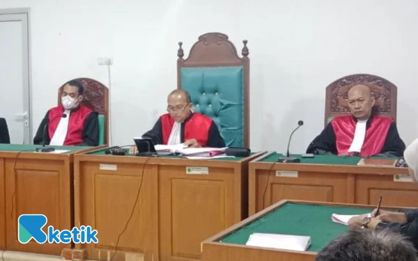 Thumbnail Pembunuhan di Kertapati, Ayah dan Anak Digiring ke Penjara 15 Tahun, Jaksa Masih Pikir-Pikir