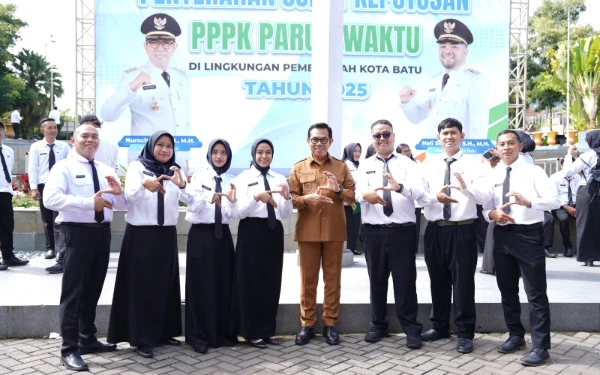 Thumbnail Wali Kota Batu Serahkan 1.233 SK PPPK, Ajak Kerja Totalitas dan Bertanggung Jawab