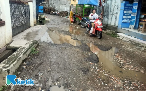 Thumbnail Berita - Desak Perbaikan Jalan KH. Atim, Warga Rangkasbitung: Jangan Sekadar Jargon Lebak Ruhay