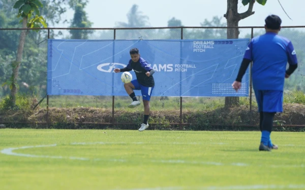Thumbnail Dendi Santoso dan Dalmiansyah Matutu Hadirkan Miniatur Stadion Dreams Football Pitch di Malang
