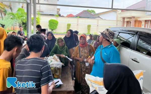 Thumbnail Berita - Pemdes Tamberu Timur Salurkan Bantuan 20 Kilogram Beras dan 4 Liter Minyak untuk 80 KPM