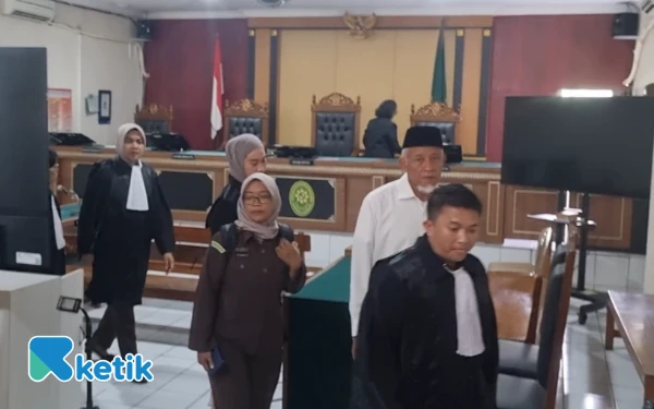 Thumbnail Eks Bupati Sri Purnomo Bungkam Usai Didakwa Korupsi Dana Hibah Pariwisata Sleman Rp10,9 Miliar