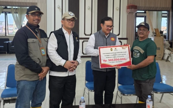 Thumbnail Berita - Menyeberang Pulau Menambal Duka: Misi Wali Kota Yogyakarta Membasuh Luka Banjir Sumatra