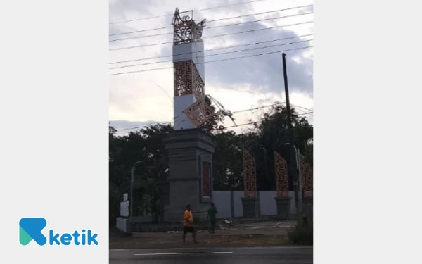 Thumbnail Berita - Tugu Jombang Rp1 Miliar Ambrol Sebelum Sebulan, APH Didesak Usut Dugaan Penyimpangan Konstruksi