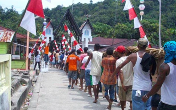 Thumbnail Berita - Tradisi Unik Badendang Rotan, Cara Warga Pulau Haruku Sambut Tahun Baru