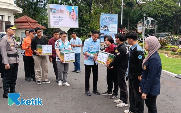 Thumbnail Ringankan Beban, Wali Kota Malang Serahkan Bantuan untuk 122 Mahasiswa Penyintas Bencana Sumatera