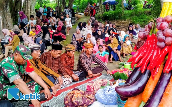 Thumbnail Berita - Ratusan Warga Gelar Upacara Adat Ulur-ulur Danau Ngambal Tulungagung