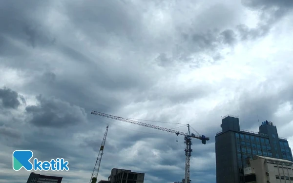 Thumbnail Prakiraan Cuaca Hari Ini 20 Desember 2025: Surabaya Hujan Ringan, Kediri Berawan