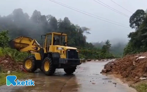 Thumbnail Berita - Longsor Tutup Ruas Jalan Cipanas-Ciparay, UPTD PJJ Lebak Gerak Cepat
