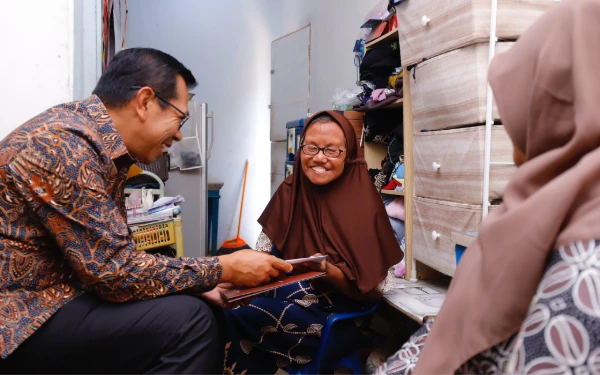 Thumbnail Berita - Bantu Lansia Berdaya Melalui Peyek Ikan Asin, Wali Kota Batu: Bansos Harus Dorong Kemandirian