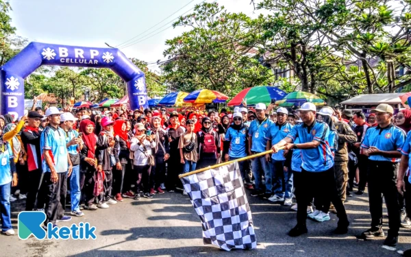 Thumbnail Berita - Meriahkan HUT Ke-80 PGRI, Belasan Ribu Guru Tulungagung Ikuti Jalan Sehat