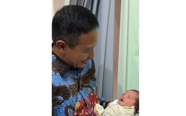 Thumbnail Terinspirasi Mendiang Istri, Wali Kota Malang Wahyu Hidayat Beri Nama "Hani Hidayat" untuk Bayi Lahir di Tanggal yang Sama