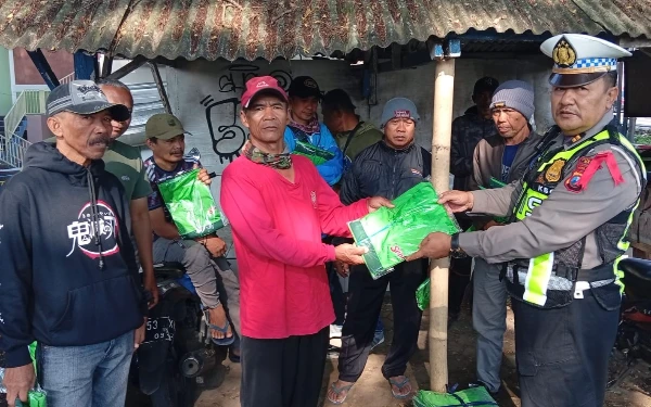 Thumbnail Berita - Bantu Atur Lalu Lintas saat Nataru, Satlantas Polres Batu Bekali Supeltas Rompi Keselamatan