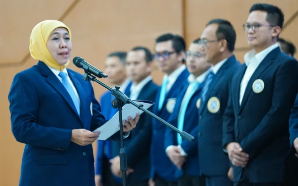 Thumbnail Khofifah Lantik Pengurus Pusat IKA UNAIR 2025–2030, Dorong Alumni Warnai Kolaborasi Pembangunan Daerah
