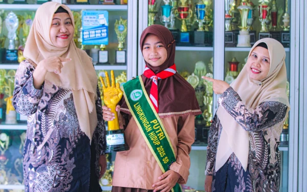 Thumbnail Berita - Budidaya Bidara, Siswi SDN Sawunggaling I/382 Surabaya Raih Gelar Putri Lingkungan Hidup 2025