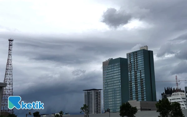 Thumbnail Kota Surabaya dan Jombang Diprakirakan Hujan Ringan 21 Desember 2025, Cek Info Cuaca Jawa Timur