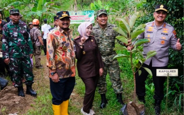 Thumbnail Berita - Forkopimda Pemalang Tanam 1.500 Pohon di Pulosari, Siap Gerakkan Program 1 Juta Pohon Cegah Bencana