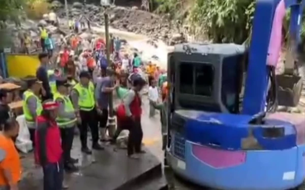 Thumbnail Berita - Banjir Bandang Guncang Wisata Guci Tegal, Akses Pancuran 13 Ditutup Sementara