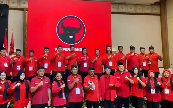 Thumbnail Berita - Sah! Armuji Jabat Ketua PDIP Surabaya, Ini Susunan Pengurus 2025-2030