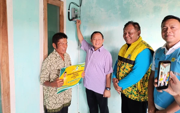 Thumbnail Berita - Wujudkan Pemerataan Akses Listrik ke Penjuru Negeri, Sarmuji Salurkan BPBL ESDM untuk 75 Rumah Warga di Kediri