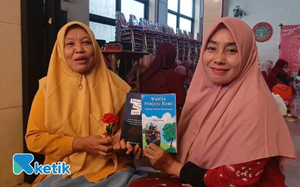 Thumbnail Berita - Rayakan Hari Ibu, Asosiasi Bank Sampah Gresik Bagikan Mawar dari Limbah Jelantah dan Launching Buku