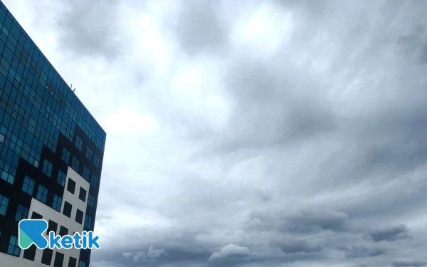 Thumbnail Berita - Kota Surabaya Diprediksi Hujan Petir Hari Ini! Cek Daerahmu Sekarang