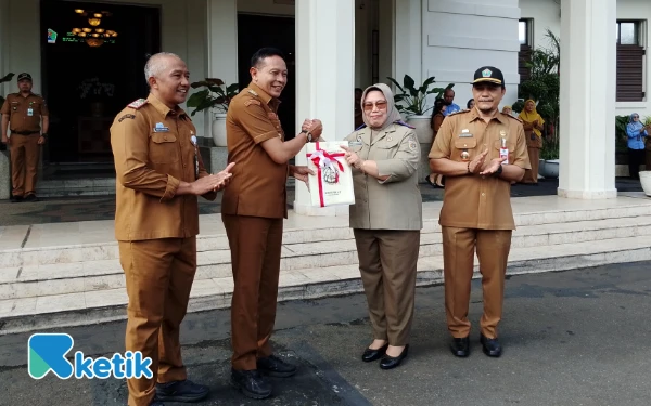 Thumbnail Lampaui Target! Pemkot Malang Terima 103 Sertifikat Elektronik untuk Amankan Aset dari Sengketa