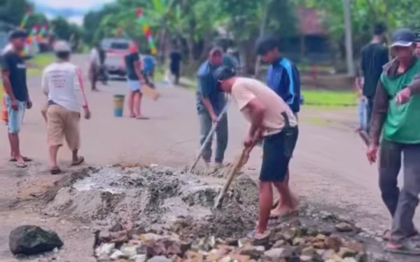 Thumbnail Lelah Menanti, Warga Padasuka Lebak Swadaya Perbaiki Jalan Rusak Pakai Material Seadanya