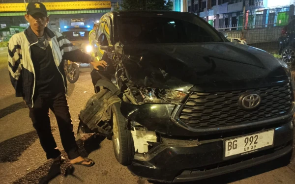 Thumbnail Ugal-ugalan! Dua Mobil di Sudirman Palembang Tabrak Seorang Pejalan Kaki hingga Tewas