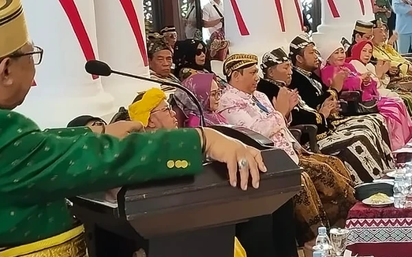 Thumbnail Berita - Jelang Hari Jadi ke-402, Bupati Sampang Terima Gelar Kebangsawanan dan Dukungan Pahlawan Nasional Pangeran Trunojoyo