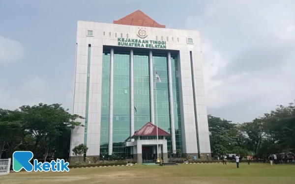 Thumbnail Berita - Kasus TPPU Rp38 Miliar Eks Rektor UBD Resmi Masuk Meja Jaksa, Kejati Sumsel Terbitkan P-18