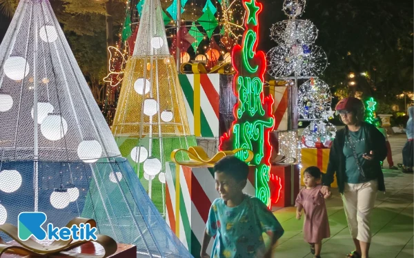 Thumbnail Berita - [FOTO] Gemerlap Warna-warni Ornamen Natal di Surabaya