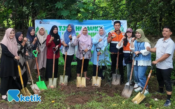 Thumbnail Berita - PT Wijaya Karya Serang‑Panimbang Tanam 100 Pohon di SDN Cimaung 4, Luncurkan “TJSL Hijauku, Harapanku”