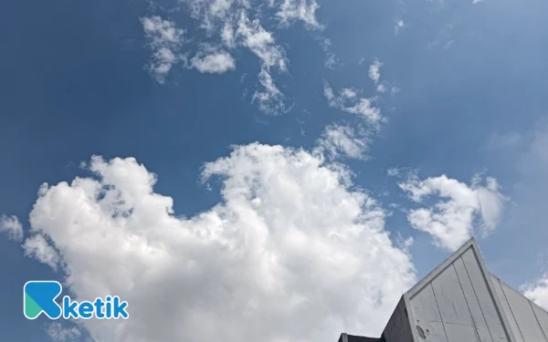 Thumbnail Cuaca Kota Surabaya 23 Desember 2025 Diprakirakan Hujan Ringan, Blitar Berawan