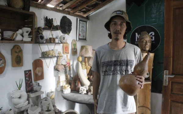 Thumbnail Berita - Melalui Galeri Mosstone Garden, Tomy Adi Sulap Limbah Batu Jadi Dekorasi Bernilai Seni