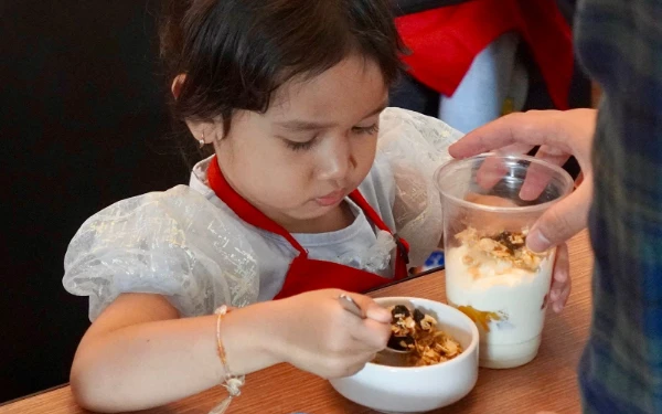 Thumbnail Berita - Ibu dan Anak Kompak dalam Kids Yogurt Cooking Class  di Swiss-Belinn Airport Surabaya
