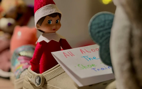 Thumbnail Bukan Warisan Nenek Moyang, Evolusi Elf on the Shelf Menjadi Tradisi Natal Modern