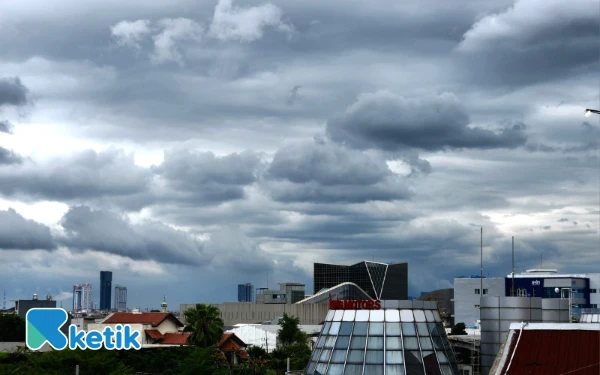 Thumbnail Prakiraan Cuaca Hari Ini 24 Desember 2025: Surabaya Hujan Petir, Malang Hujan Ringan