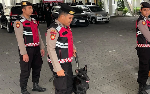 Thumbnail Operasi Lilin Semeru 2025: Unit K9 Polda Jatim Sterilisasi Gereja Pastikan Natal Aman