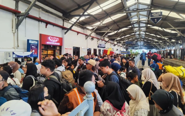 Thumbnail Puncak Arus Nataru! 49.583 Orang Gunakan Kereta Api dari Daop 8 Hari Ini