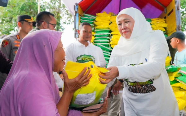 Thumbnail Berita - Tinjau Pasar Murah di Pacitan, Khofifah Jamin Ketersediaan Sembako Aman hingga Akhir Tahun