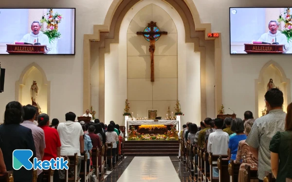 Thumbnail Refleksi Natal 2025, Romo Robertus Tri Budi Widyanto Ingatkan Perkokoh Kedamaian Keluarga