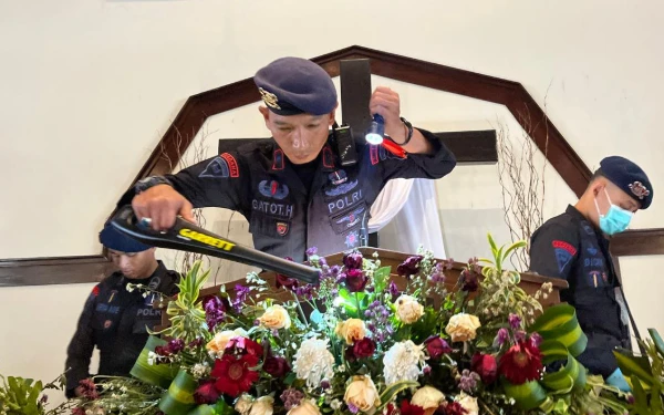 Thumbnail Polda DIY Sterilisasi 40 Gereja, Pastikan Keamanan Puncak Natal 2025