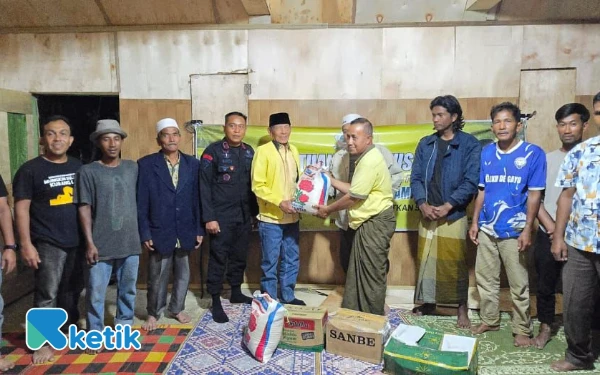 Jalan Kaki 10 Jam, Ampon Bang Salurkan Bantuan untuk Korban Banjir Gayo Lues