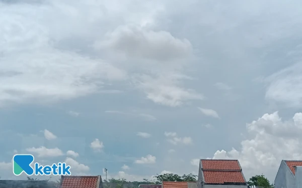 Thumbnail Kota Surabaya dan Gresik Diprediksi Hujan Ringan Hari Ini! Cek Daerahmu Sekarang