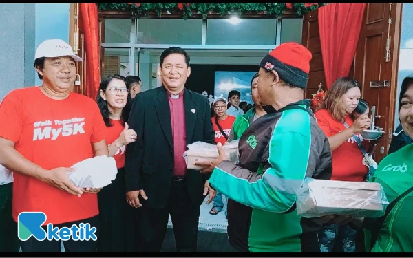 Thumbnail Berita - Sukacita Rayakan Natal, GBI Kasih Setia Cilacap Bagikan 400 Kotak Nasi untuk Warga-Ojol