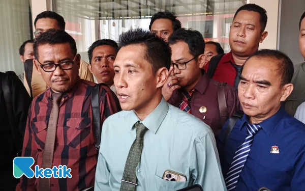 Thumbnail Berita - Advokat Karuniawan Diperiksa di Polres Jember, 72 Pengacara Ikut Dampingi