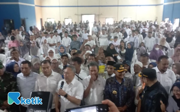 Thumbnail Berita - Menko Pangan Zulkifli Hasan Serahkan Bantuan Beras SPHP Gratis untuk Warga Pemalang